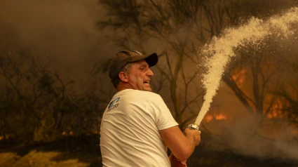 Vecinos de la aldea de Lamas (Cualedro) intentan aplacar el fuego que afecta a esta zona de Ourense