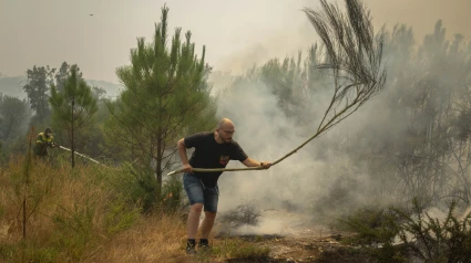 Un vecino de Vilar de Condes colabora en las labores de extinción del incendio forestal en Carballeda de Avia (Ourense)