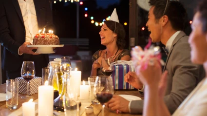 El camarero trae la tarta de cumpleaños a la mesa