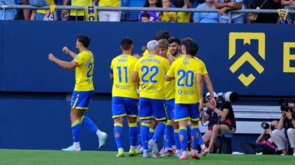 Los jugadores del Cádiz celebran el gol del triunfo contra el Mirandés