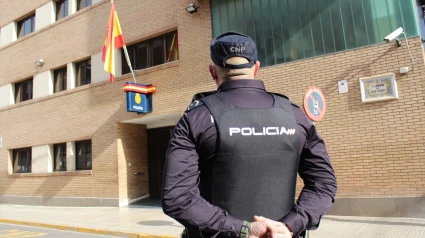 Un policía nacional frente a la comandancia de Algemesí