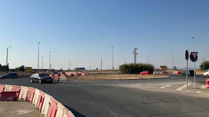 Comienza este lunes 18 de agosto las obras del viaducto de la Línea 3 Norte de Metro de Sevilla sobre la ronda Supernorte.La Junta de Andalucía inicia este lunes los trabajos para la construcción del viaducto sobre la ronda Súpernorte (SE-20). Las primeras actuaciones se centrarán en el saneo del terreno e implicará afecciones al tráfico, como la eliminación de la rotonda existente en la SE-20 a la altura de la avenida Ingeniería, que se modificará para convertirse en una calzada de cuatro carriles (dos por sentido), ocupando así solo una parte de la glorieta y dejando el resto de espacio disponible para construir el paso superior.POLITICA ANDALUCÍA ESPAÑA EUROPA SEVILLAJUNTA DE ANDALUCÍA