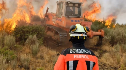 Un bombero de Ferrol en la zona afectada por los fuegos en Ourense