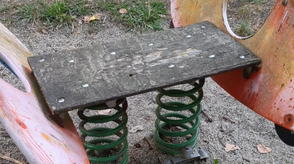 Estado de uno de los juegos de un parque infantil