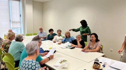 218 mayores de Lorca, participan en talleres de costura, baile y manualidades