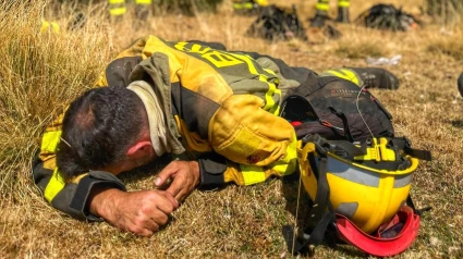 Un agente del BRIF de Tineo, agotado tras luchar contra las llamas