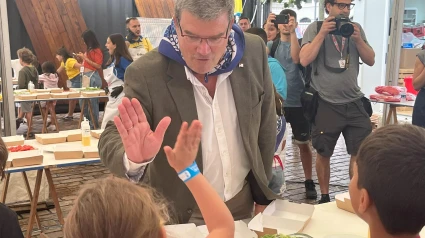 El alcalde de Bilbao, Juan Mari Aburto, ha visitado a los txikis en gastrotxiki