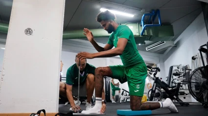 En la imagen se ve una de las nuevas caras, James Webb III en el gimnasio
