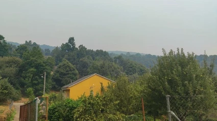 Vista de Murias con el humo del incendio de Porto
