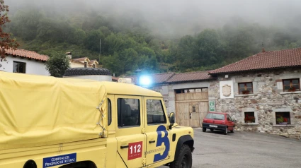 Un camión de bomberos en Caunedo, concejo de Somiedo