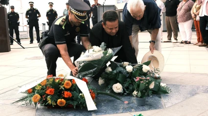 Ofrenda floral a las víctimas de los atentados terroristas del 17 y 18 de agosto en Barcelona y Cambrils en el Memorial per la Pau de Cambrils (Tarragona)