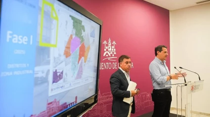 El alcalde de Córdoba, José María Bellido, junto al delegado de Infraestructuras, Miguel Ruiz Madruga, informan del plan de asfalto.
