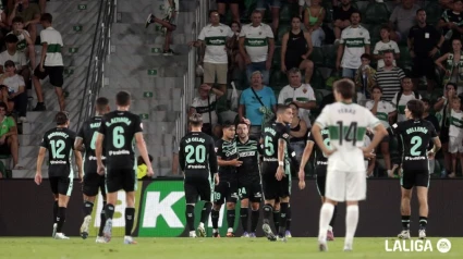 El Betis celebrando el gol de Aitor Ruibal