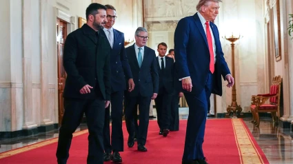El presidente de los Estados Unidos, Donald J. Trump (der.), encabeza (de izq. a der.) al presidente de Ucrania, Volodymyr Zelensky, al presidente de Finlandia, Alexander Stubb, al primer ministro británico, Keir Starmer, al presidente francés, Emmanuel Macron, y a otros líderes europeos para una foto familiar en el Cross Hall de la Casa Blanca en Washington.