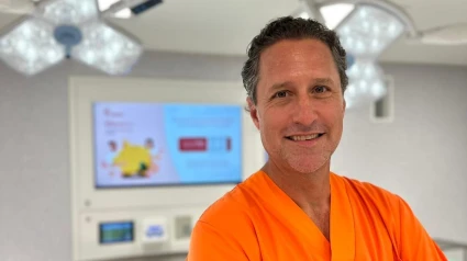 El doctor Juan Pablo Alarcón en el quirófano del hospital Ribera Juan Cardona