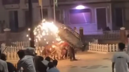 Momento en el que el toro quema a los jóvenes