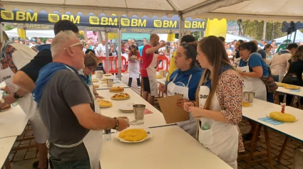 El concurso de tortillas de patata llena de participantes el Arenal bilbaino