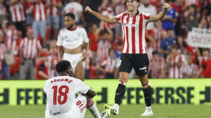 BILBAO, 17/08/2025.- El centrocampista francés del Sevilla Lucien Agoume al finalizar el partido de la primera jornada de LaLiga que Athletic de Bilbao y Sevilla FC disputaron hoy domingo en San Mamés. EFE/Miguel Toña