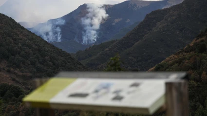 El incendio de Larouco (Ourense), visto desde la aldea de lucense de Vicuña, amenaza áreas protegidas en los montes de O Courel