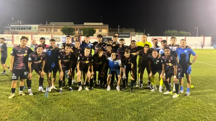 La plantilla del Águilas FC con el Trofeo Ciudad de Totana