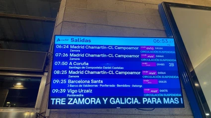 Panel de trenes cancelados en la estación intermodal de Ourense