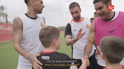 Los hermanos Simonet saludan a los jugadores del Mallorca