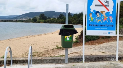 Playa de O Puntal con el nuevo cartel