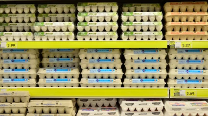 Estantería con huevos en un supermercado