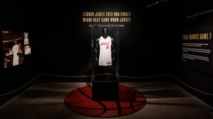 Una de las camisetas sustraidas presuntamente acabó vendida por 3'68 millones de dólares.