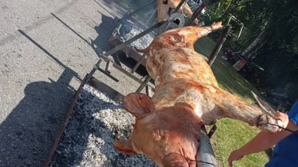 Foto de un 'porco o espeto' que se preparó en una pasada edición