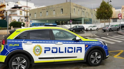 Un vehículo de la Policía Local de Mijas junto a la Jefatura