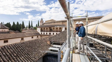 Antonio G. Peral, arquitecto conservador de la Alhambra de Granada, y Diego Garzón, responsable del proyecto, visitan la obra de las cubiertas del Mexuar