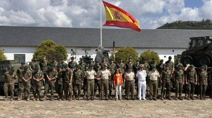 Imagen de la Ministra de Defensa con los militares condecorados en Jaca