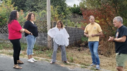 Roberto Montero, segundo por la derecha, con los vecinos de la zona