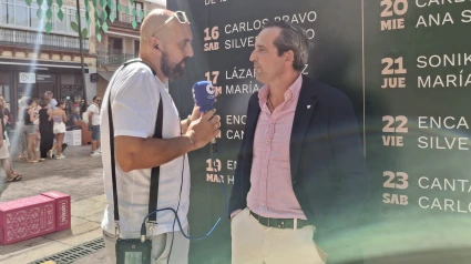 Momento de la entrevista de Emilio Guerrero con Kike Pérez en la feria.