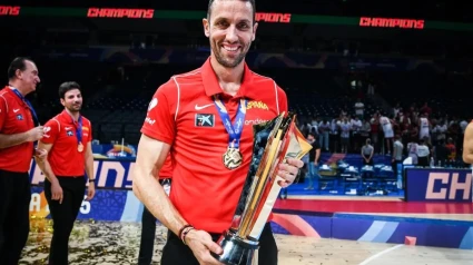 Marco Justo con la copa del Europeo sub 18