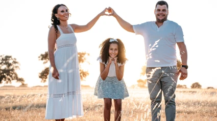 Wahba, junto a su familia de acogida