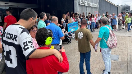 Concentración silenciosa frente al HUCA, en defensa de una "sanidad inclusiva"