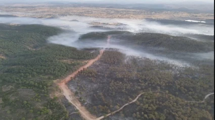 Vista aérea del incendio en Aroche, en Huelva