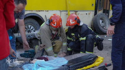 Bomberos atienden a uno de los heridos en los ataques rusos