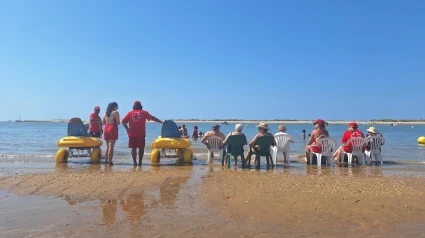 Usuarios disfrutan de un baño sin barreras en el Caño de la Culata