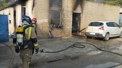 21/08/2025 Sucesos.- Bomberos extinguen un incendio en una vivienda unifamiliar de La Torrecilla, en Lorca (Murcia).Bomberos del Consorcio de Extinción de Incendios y Salvamento (CEIS) de la Región de Murcia han sofocado un incendio declarado en una vivienda unifamiliar de la zona de la Torrecilla, en Lorca, según informaron fuentes del Centro de Coordinación de Emergencias consultadas por Europa Press.ESPAÑA EUROPA MURCIA SOCIEDADCEIS