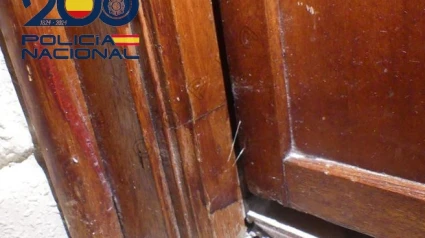 Puerta marcada con hilos de pegamento