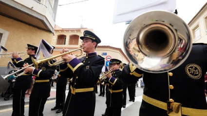 Un grupo de música toca durante la Semana Santa
