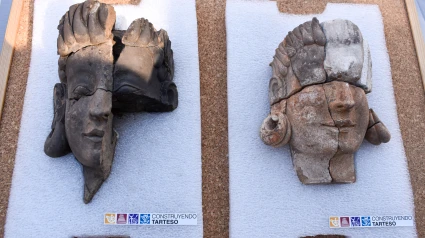 GRAF095. BADAJOZ, 18/04/2023.- - Las excavaciones en el yacimiento tartésico de Casas del Turuñuelo, en las proximidades de Guareña (Badajoz), han sacado a la luz los restos de cinco relieves antropomorfos del siglo V a.C., los primeros pertenecientes a la cultura tartésica, la mítica civilización prerromana que ocupó el suroeste de la Península Ibérica entre los siglos VIII y IV a.C. El descubrimiento se ha realizado durante la excavación del sector este del yacimiento, el área por el que se accede al patio del edificio donde se documentó un masivo sacrificio de animales, principalmente caballos. Lo insólito del nuevo hallazgo es que las representaciones corresponden a rostros humanos, lo que supone un cambio de paradigma en la interpretación de la cultura tartésica, considerada anicónica por representar la divinidad a través de piedras sagradas y de motivos animales o vegetales. EFE/ Samuel Sánchez Vaquero