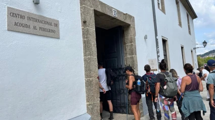 Peregrinos a las puertas del Centro de Acogida de Santiago