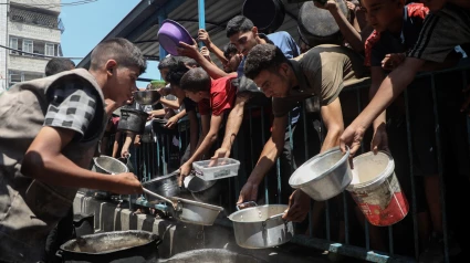 (Foto de ARCHIVO)GAZA, Aug. 19, 2025  -- Displaced Palestinians wait to receive free food at a distribution center in Gaza City, on Aug. 18, 2025.Europa Press/Contacto/Rizek Abdeljawad18/8/2025