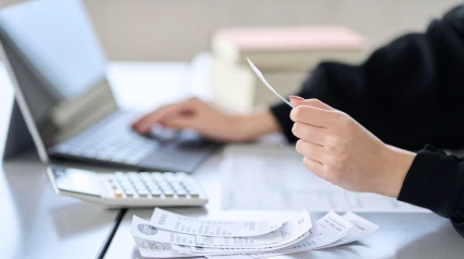Mujer ingresando gastos en software de contabilidad