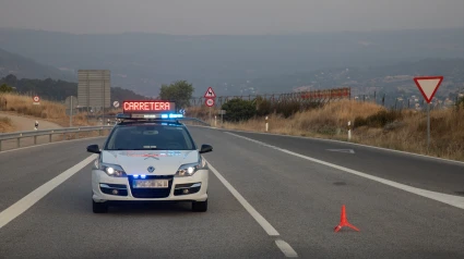 Carretera CL-505 cortada por el incendio originado en San Bartolomé de Pinares