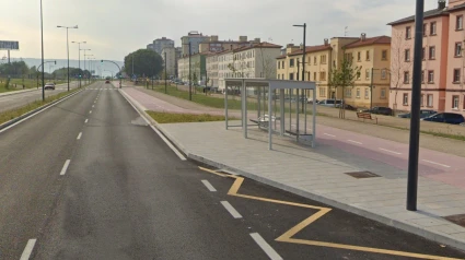 Parada de autobús ante las casas de Bazán, en As Pias